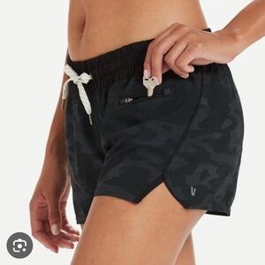Vuori Clementine 2.5” Shorts size Small Women's Black & Grey Running Shorts